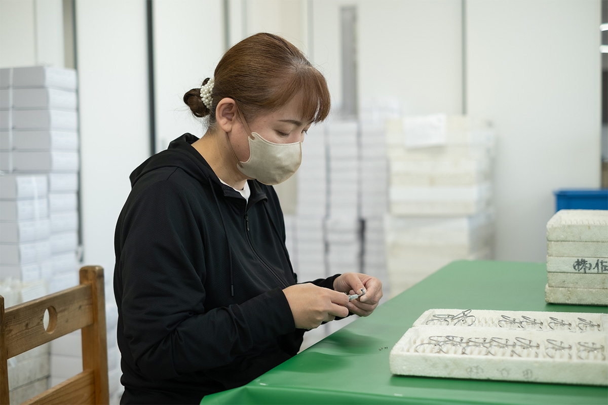 メガネの組み立て